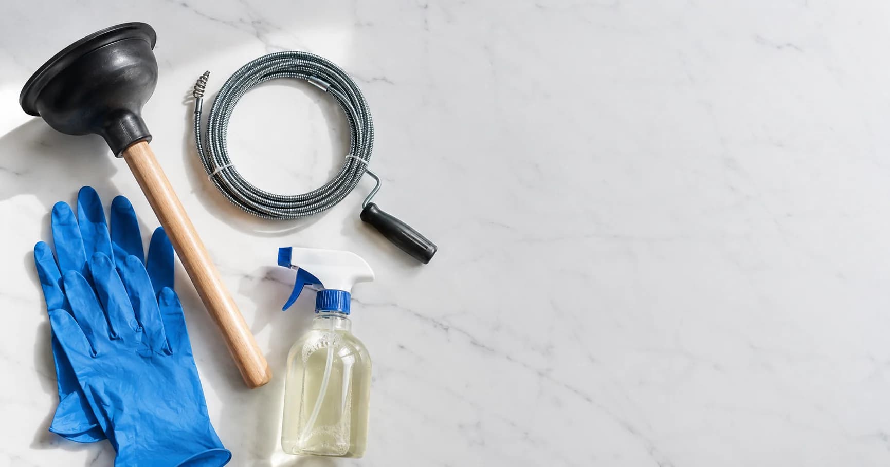 Tuberías y sifón bajo lavabo: consejos para desatascar sin daños
