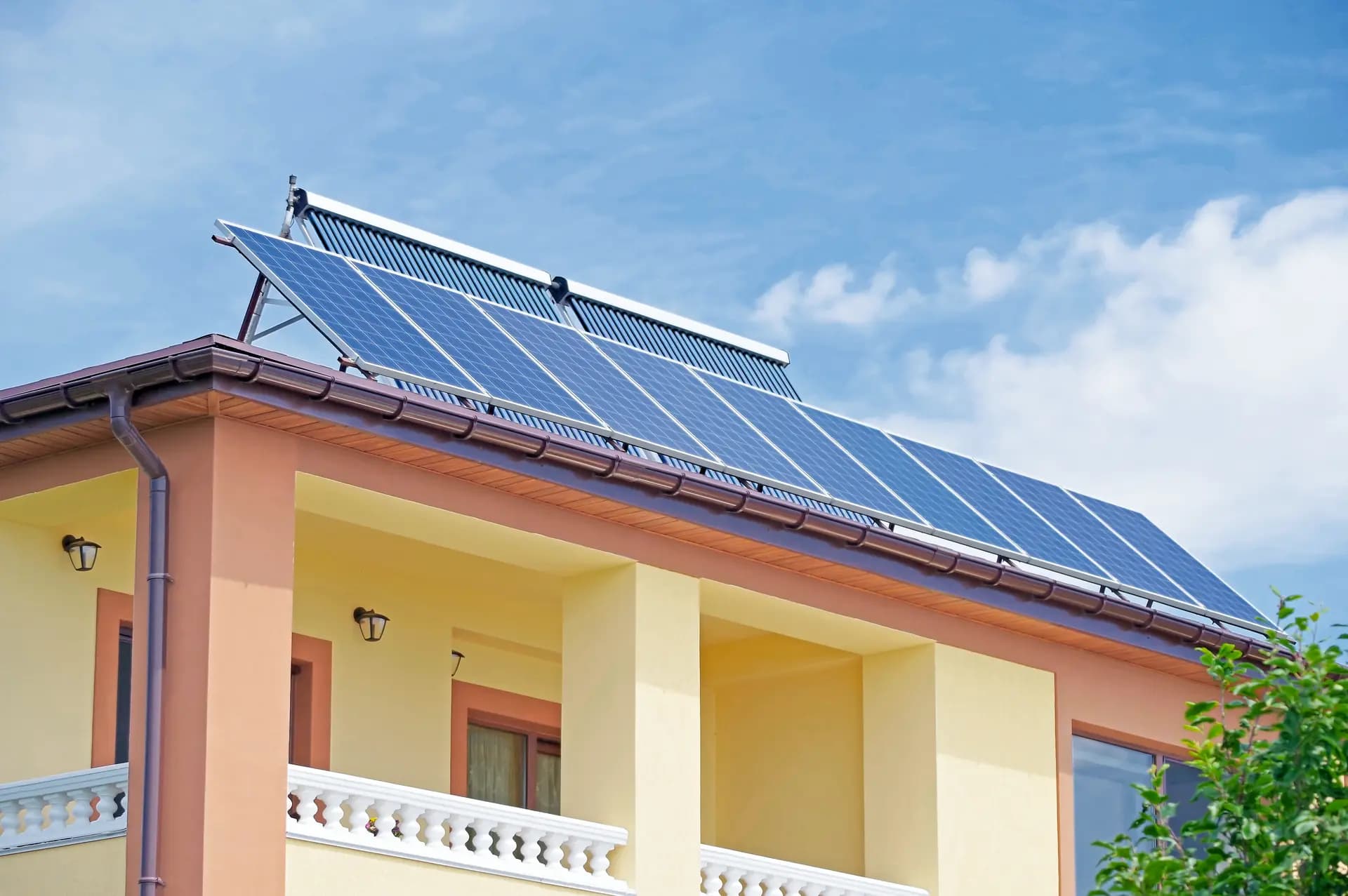 Paneles solares térmicos instalados en cubierta de vivienda unifamiliar